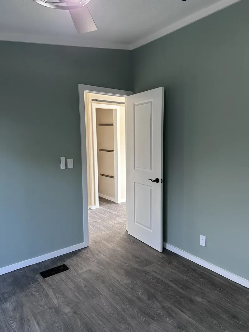 Bedroom paint trim